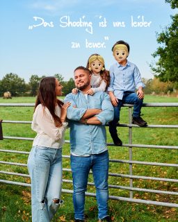 F A M I L I E
Kinder werden bewusst mit Emoji geschützt.

Familienshootings mit Eltern, Großeltern, Kindern, Enkeln, Partnern & Geschwistern. Wie oft kommt man wirklich mal mit allen zusammen und hält den Moment fest?
Mehrgenerationsshootings sind einfach auch eine tolle Geschenkidee für Omas & Opas 🥰

\#familienshooting #marmeladenglasmomente #fotoshooting #familienfotografie #familienfotos #geschwisterfotografie #fotografinbremen #familienfotografin #kirchwalsede #rotenburg #verden #achim