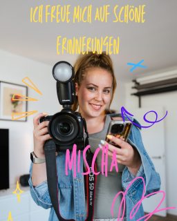 Hauptsaison loading…
und ich stecke gerade mitten in den Vorbereitungen:

Requisiten für die Kitas einkaufen, Equipment aktualisieren, Excel-Listen führen und aktualisieren, Shootings planen – alles läuft im Hintergrund auf Hochtouren.

Und gleichzeitig… bin ich jetzt Mama.

Ich freu mich riesig auf all die kleinen Momente, die ich für euch festhalten darf, aber wenn ich ehrlich bin:
Ein bisschen Bammel ist auch dabei.

Was, wenn mein Baby mich genau dann braucht?
Was, wenn ich mal einen Termin verschieben muss?
Was, wenn nicht alles nach Plan läuft?

Aber ich glaube, genau das gehört jetzt dazu.
Es wird sportlicher, chaotischer… und gleichzeitig irgendwie noch schöner.

Zwischen Fototagen, Bildbearbeitung und einem kleinen Menschen, der einfach meine Nähe braucht, entsteht gerade eine ganz neue Version von mir.

Und ich freu mich drauf 🩵🥰 .
P.S.: Bei mir werden keine Kinderbilder online veröffentlicht.
Was ich als Mama nicht möchte, erwarte ich auch von meinen Kund:innen nicht. 🫶
Kinder können selbst noch nicht entscheiden, was mit ihren Bildern im Internet passiert und genau deshalb übernehme ich diese Verantwortung.
Auch wenn ich dadurch mein Portfolio nicht öffentlich zeigen kann und es mir die Kundengewinnung erschwert, ist mir das unglaublich wichtig. ❤️